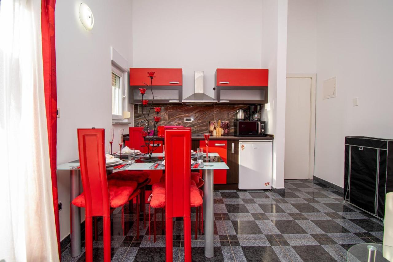 Apartments With Pool In Pula,Croatia Экстерьер фото