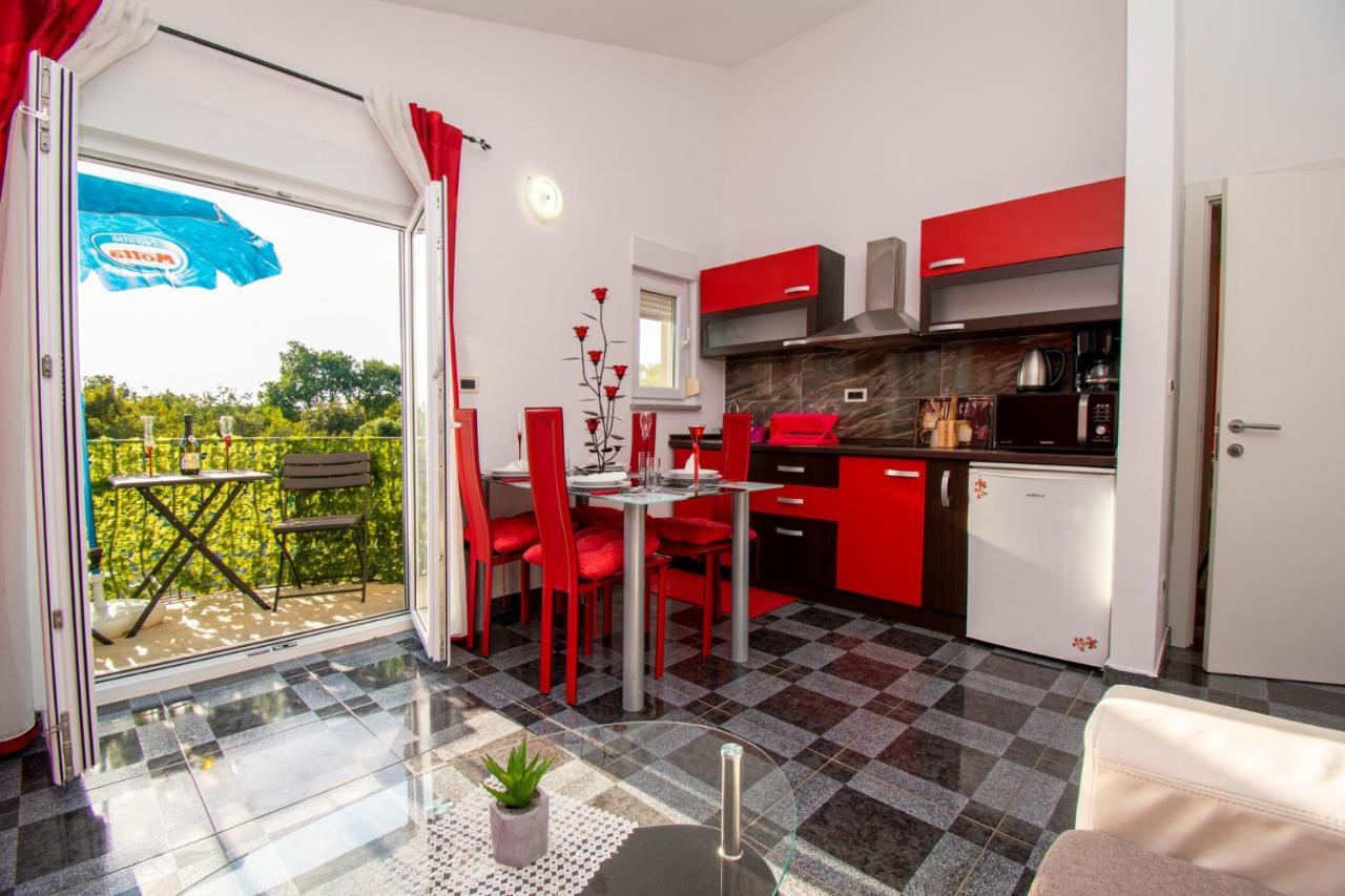 Apartments With Pool In Pula,Croatia Экстерьер фото