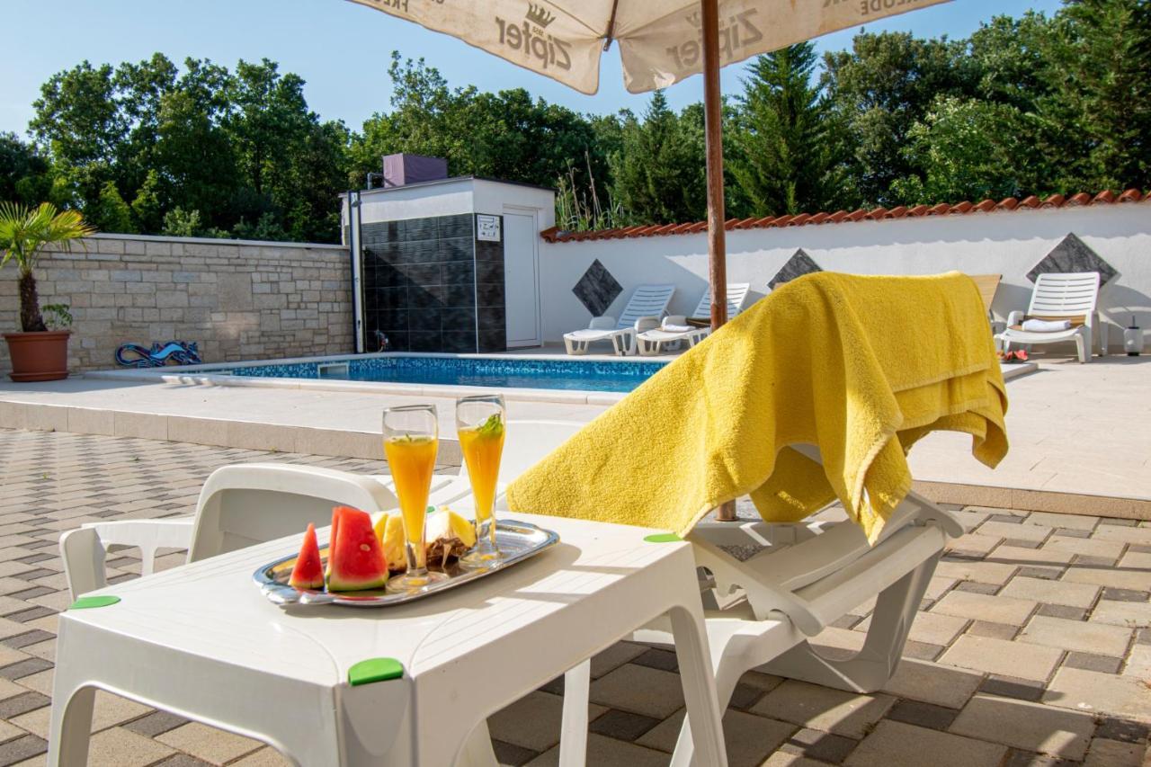 Apartments With Pool In Pula,Croatia Экстерьер фото