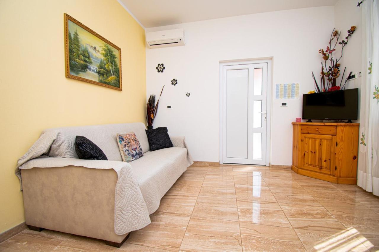 Apartments With Pool In Pula,Croatia Экстерьер фото